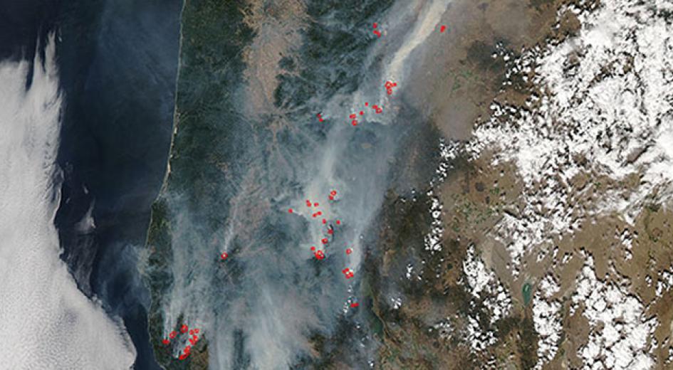 Satellite image of wildfire smoke over Oregon 